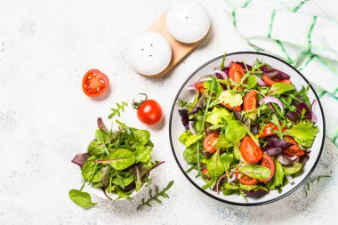 Beyaz sebzeli yeşil salata..