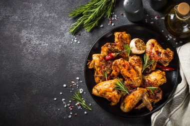 Siyah masada baharatlı ızgara tavuk kanadı..