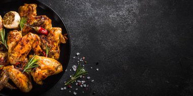Siyah masada baharatlı ızgara tavuk kanadı..