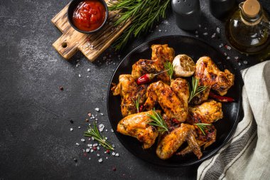 Siyah masada baharatlı ızgara tavuk kanadı..