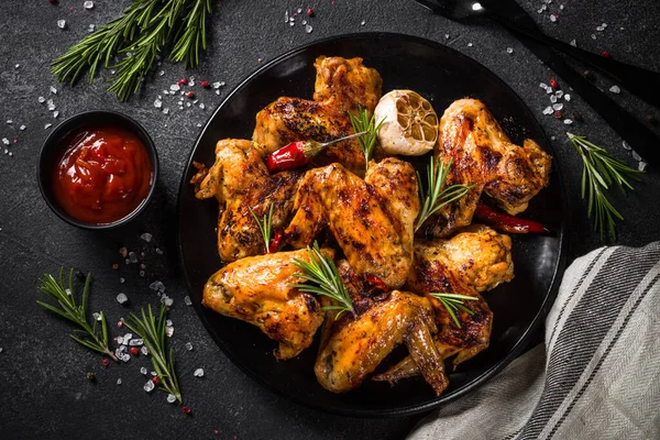 Ali di pollo alla griglia con spezie al tavolo nero. — Foto Stock