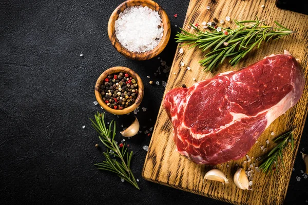 Filete de res crudo con hierbas. — Foto de Stock