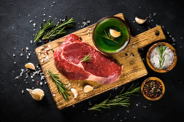 Steak sapi mentah dengan herbal. — Stok Foto