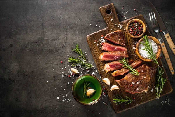 Bistecca di manzo alla griglia con erbe. — Foto Stock