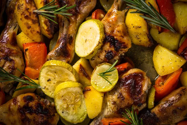 Pollo al horno con verduras preparándose en el horno en la bandeja para hornear. — Foto de Stock