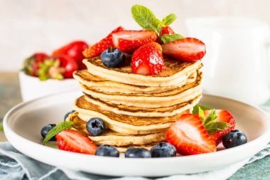 Taze böğürtlenli krep ve bal.