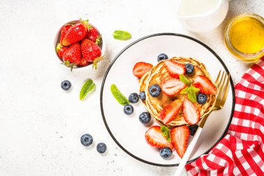 Taze böğürtlenli krep ve bal.