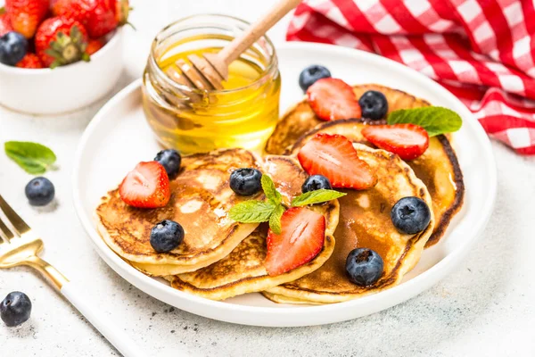 Panqueques con bayas frescas y miel. — Foto de Stock