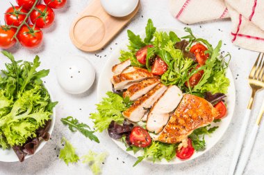 Masada taze salata ve ızgara tavuk..