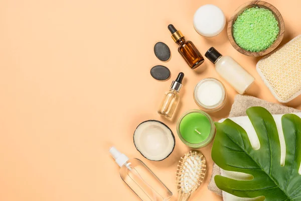 Spa y productos de bienestar en el fondo beige de moda. — Foto de Stock