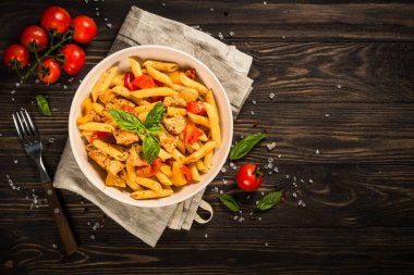 Tahta masada tavuk ve sebzeli makarna..