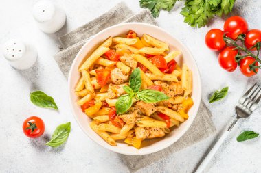 Beyaz masada tavuk ve sebzeli makarna..