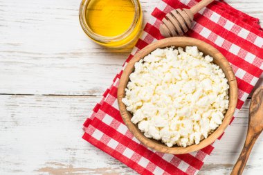 Ahşap masada peynir mi peynir mi?.