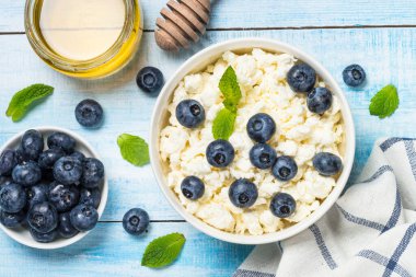 Beyaz tabakta kaymak veya süzme peynir.