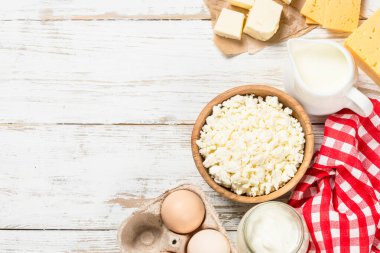 Süt ürünü beyaz ahşap masada.