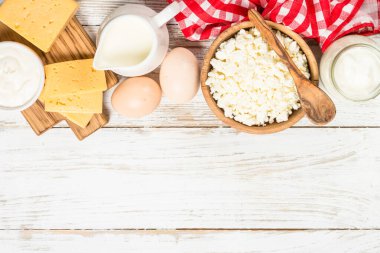 Süt ürünü beyaz ahşap masada.