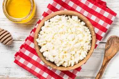 Ahşap masada peynir mi peynir mi?.