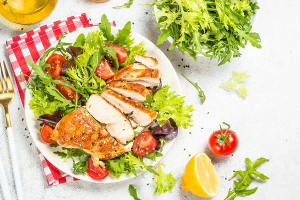 Frango grelhado com salada fresca à mesa. — Fotografia de Stock