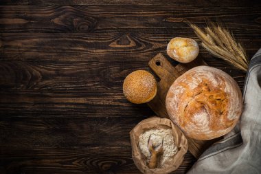 Köy ahşap masada taze ekmek ve çörekler..