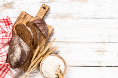 Beyaz ahşap masada taze çavdar ekmeği..
