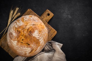 Siyah masada tahıllı taze ekmek..