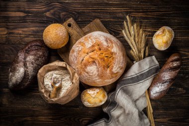 Köy ahşap masada taze ekmek ve çörekler..