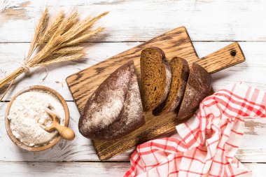 Beyaz ahşap masada taze çavdar ekmeği..