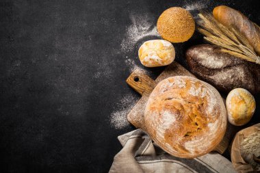 Siyah masada taze ekmek ve çörekler..