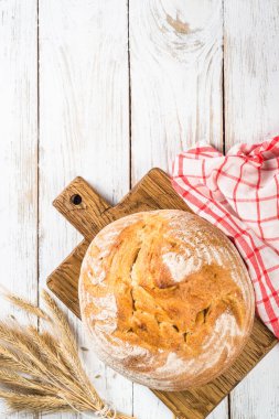 Beyaz ahşap masada ev yapımı ekmek..