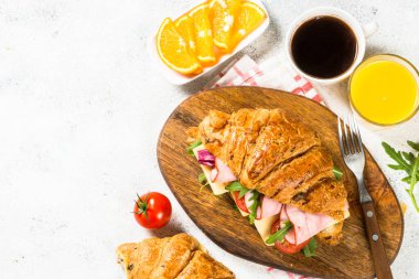 Kruvasan sandviçi beyaz masada..