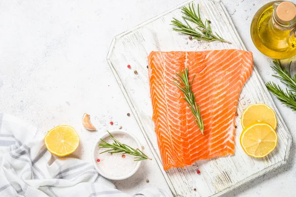 Salmon fillet with ingresients for cooking. — Stock Photo, Image