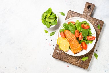 Taze salatalı somon filetosu. beyazda.