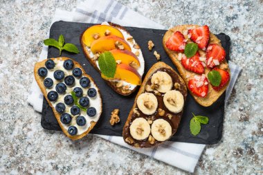 Taze meyve ve böğürtlenli tost..
