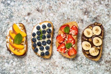Taze meyve ve böğürtlenli tost..