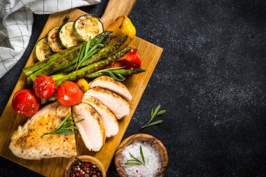 Siyah masada sebzeli tavuk göğsü..