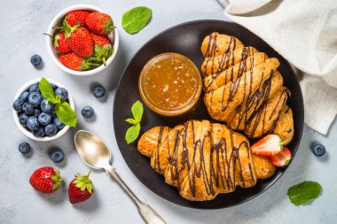 Taze böğürtlenli kruvasan ve sade kahve..