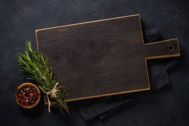 Yiyecek pişirme arka planında siyah otlar ve baharatlar var..