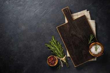 Yiyecek pişirme arka planında siyah otlar ve baharatlar var..