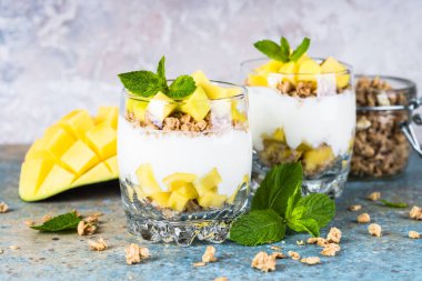 Yoğurtlu parfe, mango ve granola..