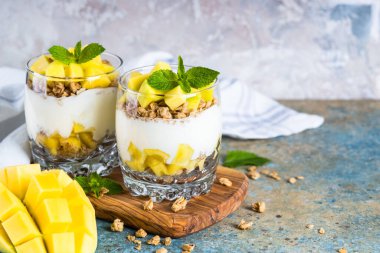Yoğurtlu parfe, mango ve granola..