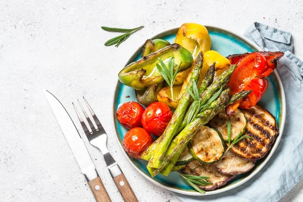 Verduras a la parrilla: calabacín, pimentón, berenjena, espárragos y tomates. —  Fotos de Stock