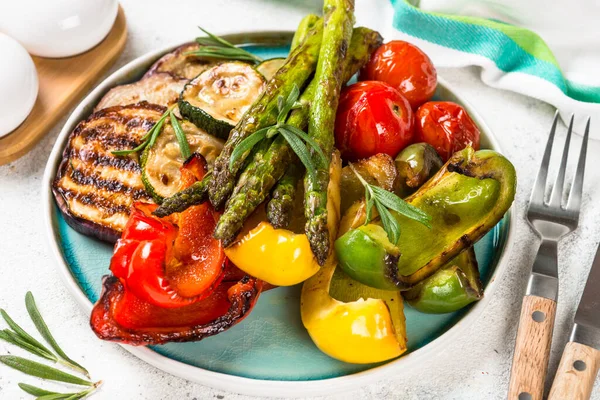 Warzywa z grilla - cukinia, papryka, bakłażan, szparagi i pomidory. — Zdjęcie stockowe