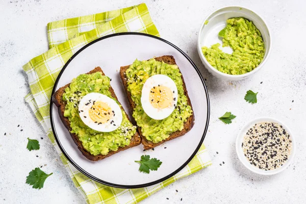 Avokado smörgåsar på vit bakgrund. — Stockfoto