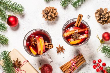 Beyaz şarap ve noel süslemeleri..