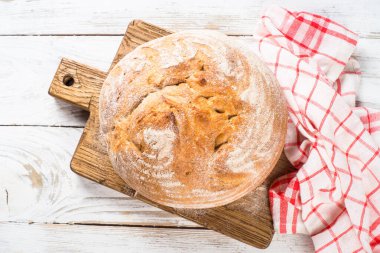 Beyaz ahşap masada ev yapımı ekmek..