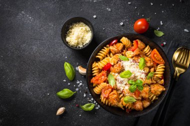 Siyah sebzeli makarna tavuğu..