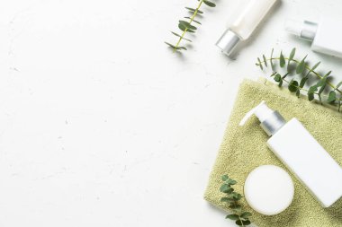 Okaliptüs kozmetik, beyaz masada spa ürünü.