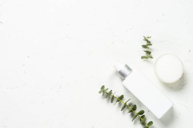 Okaliptüs kozmetik, beyaz masada spa ürünü.