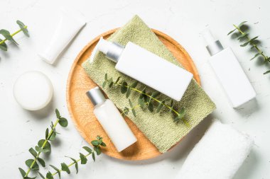 Okaliptüs kozmetik, beyaz masada spa ürünü.