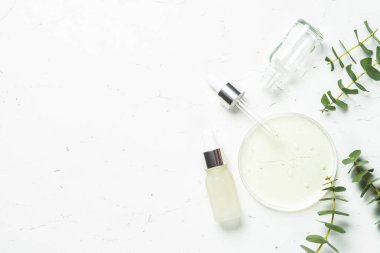 Okaliptüs kozmetik, beyaz arkaplanda spa ürünü.